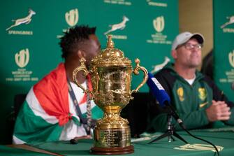 epa10950303 Springbok rugby team captain Siya Kolisi (L) and coach Jacques Nienaber (R) attend a press conference as the team arrived in the country after winning the 2023 Rugby World Cup, in Johannesburg, South Africa, 31 October 2023. The Springboks won back to back Rugby World Cups and are the only team to have won four titles. They will embark on a trophy tour around the country starting 02 November.  EPA/KIM LUDBROOK