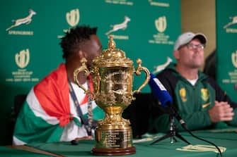 epa10950303 Springbok rugby team captain Siya Kolisi (L) and coach Jacques Nienaber (R) attend a press conference as the team arrived in the country after winning the 2023 Rugby World Cup, in Johannesburg, South Africa, 31 October 2023. The Springboks won back to back Rugby World Cups and are the only team to have won four titles. They will embark on a trophy tour around the country starting 02 November.  EPA/KIM LUDBROOK