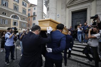 Il feretro portato a spalla entra nella chiesa degli Artisti  dove sono officiati i funerali di  Franco Di Mare a piazza del Popolo, Roma, 20 maggio 2024. ANSA/MASSIMO PERCOSSI