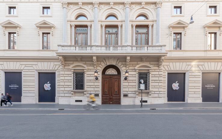 Le vetrine dell'Apple Store in via del Corso a Roma