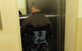 Disabile su carrozzina in ascensore