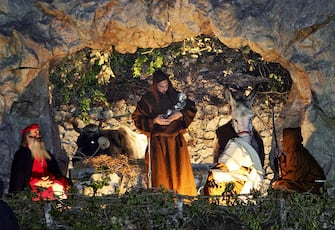 A Greccio citizen, dressed as St. Francis performs 24 December 2007, in a reconstruction of the first Jesus nativity made of the Italian saint on the year 1223 in the Italy's center village. Pope Benedict XVI  lamented the "grim sound of arms" in the world's conflict zones in a message of peace during his traditional Christmas blessing, "Urbi et Orbi" (To the City and the World). Delivering his traditional blessing, the head of the world's 1.1 billion Roman Catholics said: "On this day of peace, my thoughts turn especially to those places where the grim sound of arms continues to reverberate."   AFP PHOTO/PAOLO TOSTI (Photo credit should read Paolo TOSTI/AFP via Getty Images)
