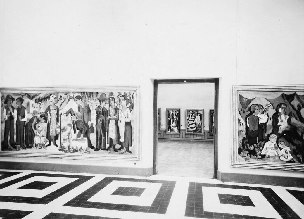 Franz Henn. View of the Kirchner exhibition at the Kunsthalle Bern with Alpsonntag. Szene am Brunnen (left) and Sonntag der Bergbauern (right), 1933. Photography © Erbengemeinschaft Eberhard W. Kornfeld