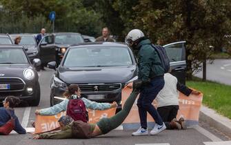 Foto Stefano Porta/LaPresse 16-10-2023 Milano, Italia - Cronaca - Gli attivisti di Ultima Generazione bloccano il traffico all’incrocio fra Viale Scarampo e Via Colleoni

October 16, 2023 Milan, Italy - News - Gli attivisti di Ultima Generazione bloccano il traffico all'incrocio tra Viale Scarampo e Via Colleoni