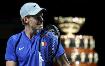 epa10996770 Italian player Jannick Sinner reacts against Australian tennis player Alex de Minaur during their singles match of the 2023 Davis Cup Final 8 finals Italy vs Australia in Malaga, Spain, 26 November 2023.  EPA/Jorge Zapata