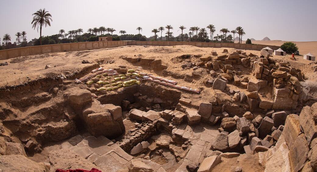 Veduta generale della parte anteriore del tempio a valle del complesso solare di Nyuserra. Foto di Patricia Mora. © Archaeological and Topographical Expedition at the Sun Temple of Nyuserra at Abu Ghurab