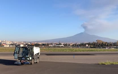 Eruzione Etna, aeroporto di Catania riapre ma restano disagi 