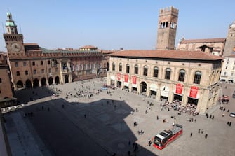 Un'immagine dall'alto di Piazza Maggiore a Bologna, 6 ottobre 2014. ANSA/GIORGIO BENVENUTI