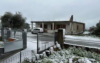 Maltempo: scuole chiuse e Sardegna divisa in due per la neve