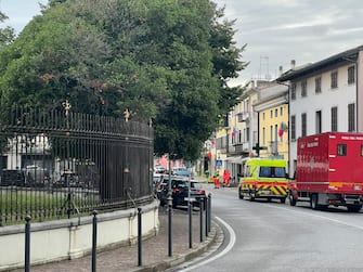 Una veduta esterna dell'abitazione dove un uomo si è barricato a Cordovado, in provincia di Pordenone, 30 agosto 2023. 
ANSA/ LORENZO PADOVAN