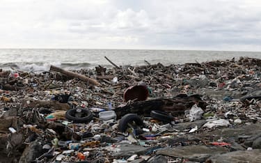 Foto Cecilia Fabiano/ LaPresse 
29 Dicembre  2020 Roma (Italia)
Cronaca : 
Dopo le ultime mareggiate grandi quantit&#xe0; di rifiuti si sono accatastate sul litorale romano all&#x2019;altezza del vecchio faro di Fiumicino 
Nella Foto : il ministro dell&#x2019;ambiente Sergio Costa visita il sito
Photo Cecilia Fabiano/LaPresse
December 29 , 2020  Roma (Italy) 
News:  
After the latest sea storm , large quantities of waste have accumulated on the Roman coast near the old Fiumicino lighthouse
In the Pic : The environment minister Sergio Costa Visiting the site