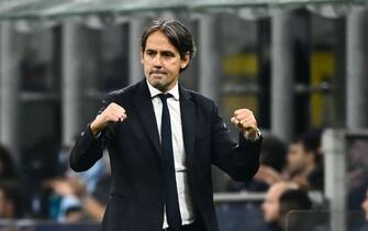 MILAN, ITALY - OCTOBER 24: Simone Inzaghi Head Coach of Internazionale FC  celebrates a victory during the UEFA Champions League match between FC Internazionale and FC Salzburg at Stadio Giuseppe Meazza on October 24, 2023 in Milan, Italy. (Photo by Stefano Guidi/Getty Images)