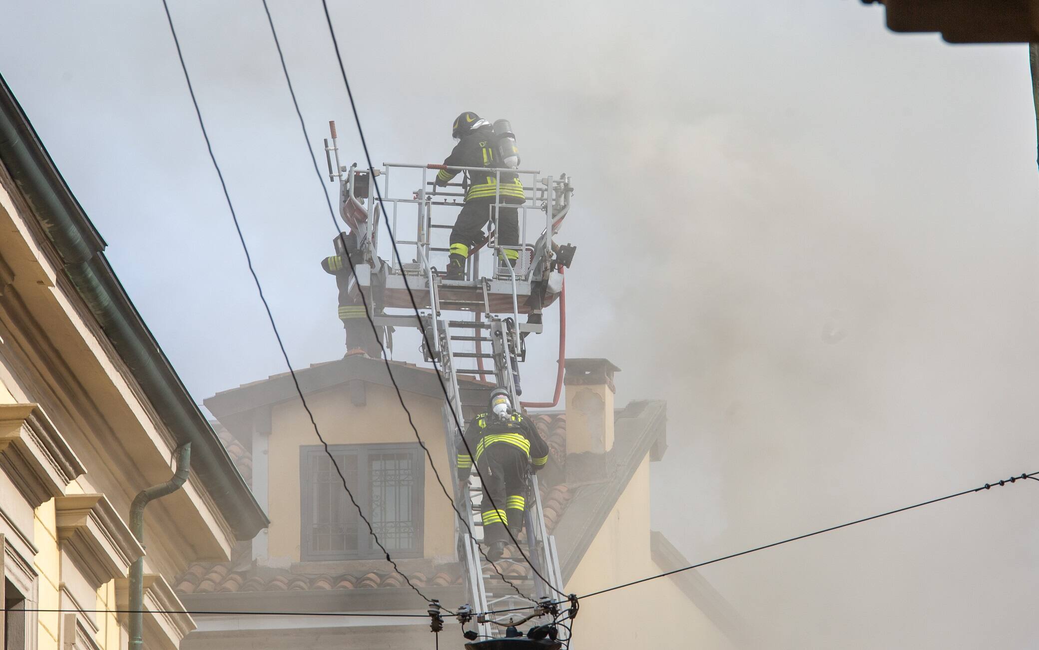 Vigili del fuoco in via della Spiga