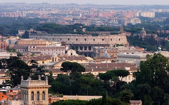 2003078 - ROMA - ROMA VISTA DALL'ALTO DI UN MEGA AEROSTATO- Una veduta di Roma, con il Colosseo, dall'alto dell'aerostato 'Aerophile' , il piu' grande pallone vincolato del mondo, con un diametro di 22 metri,  installato a Villa Borghese, per festeggiarne il centenario. DE RENZIS / ANSA/ KLD