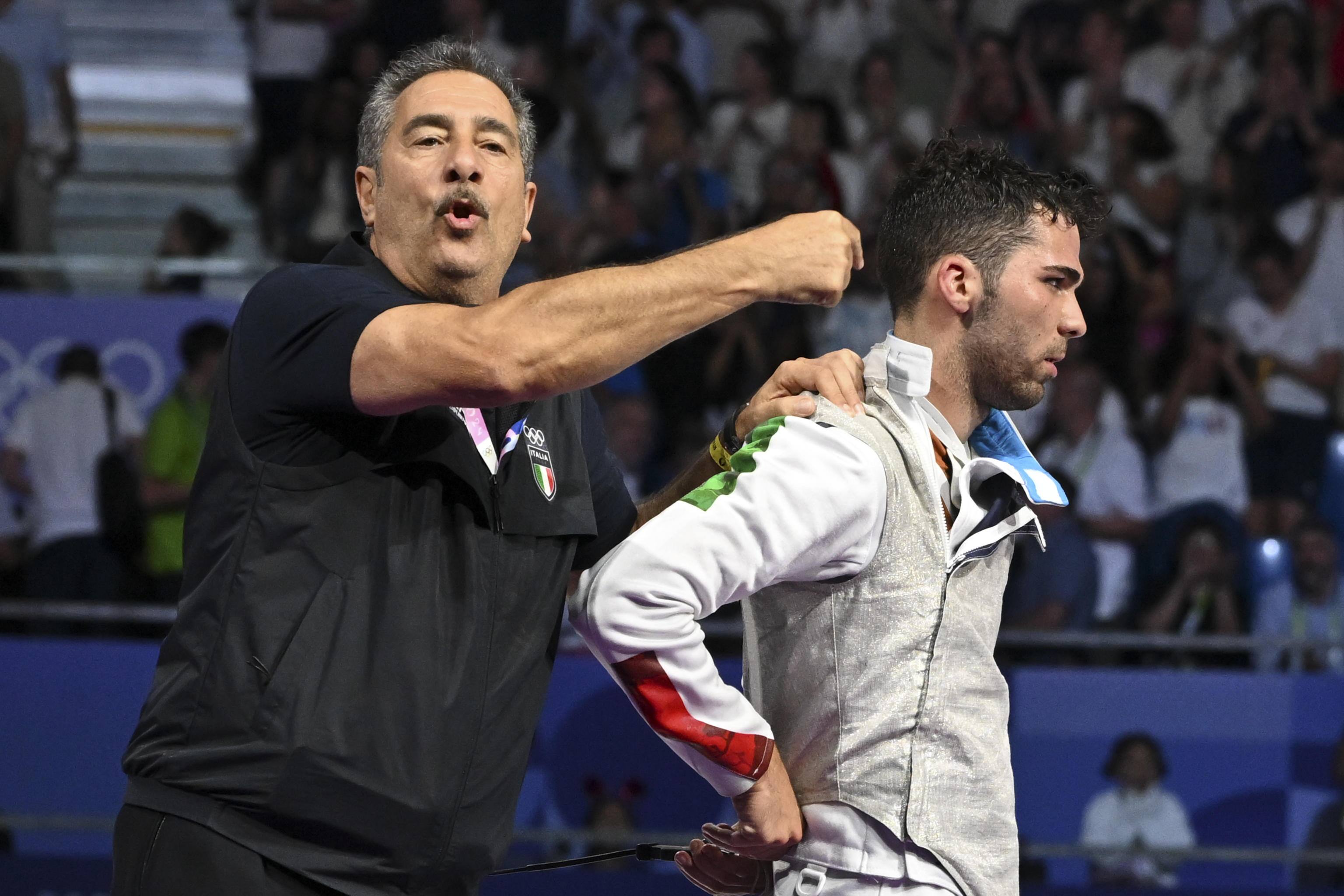 L'allenatore Stefano Cerioni celebra Filippo Macchi dopo la contestata decisione dell'arbitro che ha fatto vincere l'oro all'avversario Cheung Ka Long Italy's Filippo Macchi reacts after losing to Hong Kong's Cheung Ka Long in the men's foil individual gold medal bout during the Paris 2024 Olympic Games at the Grand Palais in Paris, France, 29 July 2024.
ANSA/ CIRO FUSCO