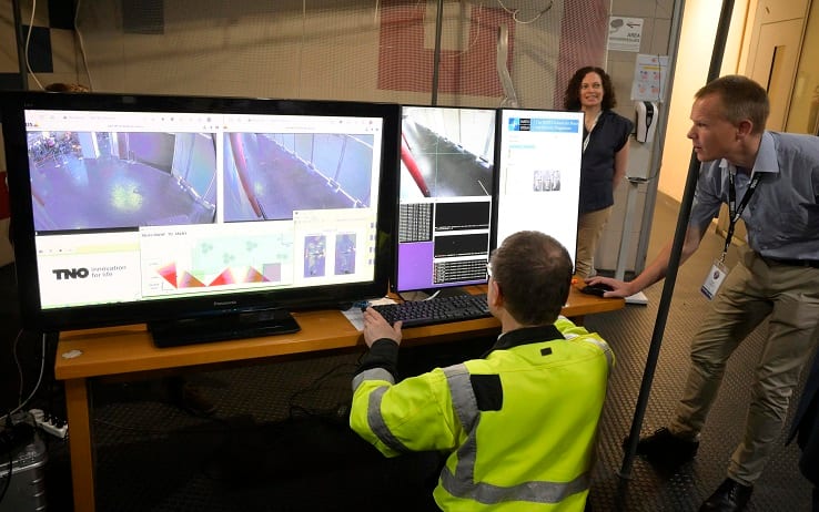 Un momento della dimostrazione del Progetto Dexter di Enea e Nato presso la stazione della Metro Anagnina a Roma, 23 maggio 2022. ANSA/CLAUDIO PERI