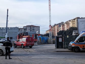 Il luogo in cui si è verificato il crollo in un cantiere a Firenze, in via Mariti, alla periferia della città, 16 febbraio 2024. Avrebbe ceduto un muro di contenimento durante la costruzione di un supermercato. 
ANSA/ LEONARDO ROSELLI