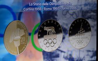La moneta dedicata alle olimpiadi in Italia fa parte della collezione numismatica 2023 presentata oggi a Roma, 7  febbraio 2023.   ANSA/MAURIZIO BRAMBATTI