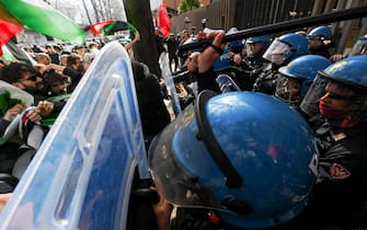 Un momento degli scontri tra manifestanti contro il genocidio in corso a Gaza e le forze dell'ordine all'esterno degli studi Rai di Napoli, 13 Febbraio 2024. ANSA/CIRO FUSCO