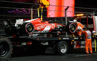 STREETS OF LAS VEGAS, UNITED STATES OF AMERICA - NOVEMBER 16: Marshals load the damaged car of Carlos Sainz, Ferrari SF-23, onto a truck during the Las Vegas GP at Streets of Las Vegas on Thursday November 16, 2023, United States of America. (Photo by Sutton Images)