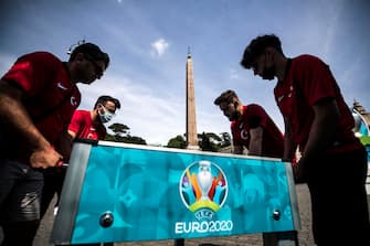 Tifosi turchi prima della partita Turchia-Italia
