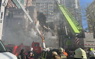 Un edificio colpito dai bombardamenti a Kiev