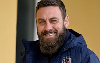 FLORENCE, ITALY - JANUARY 26: Assistant coach of Italy Daniele De Rossi looks on during a Italy training session at Centro Tecnico Federale di Coverciano on January 26, 2022 in Florence, Italy. (Photo by Claudio Villa/Getty Images)