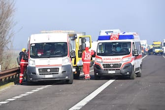 I mezzi di soccorso  sul luogo dell'incidente in A22 del Brennero nei pressi di Reggiolo, Reggio Emilia, 5 Febbraio 2024. ANSA/ ELISABETTA BARACCHI