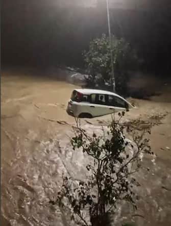 Frame di un video virale su internet in cui si vede un'auto bianca trascinata via dall'acqua dopo l'esondazione del Bisenzio, 2 novembre 2023.