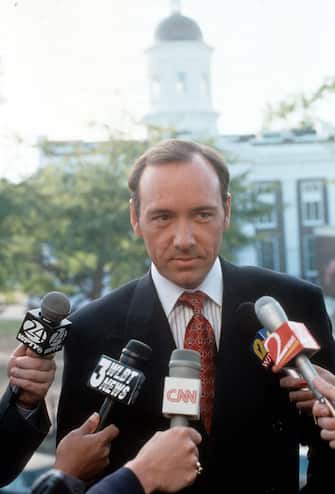 Kevin Spacey is interviewed in a scene from the film 'A Time To Kill', 1996. (Photo by Warner Brothers/Getty Images)