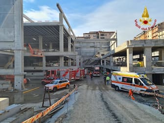 Una immagine fornita dai vigili del fuoco mostra una veduta del cantiere  edile dove è avvenuto il crollo di un solaio di un prefabbricato a Nord-Ovest di Firenze:, 16 FEBBRAIO 2024. ANSA/ VIGILI DEL FUOCO ++HO - NO SALES EDITORIAL USE ONLY++
