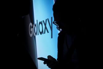 An attendee looks over a Samsung Electronics Co. Galaxy S10 during the Samsung Unpacked launch event in San Francisco, California, U.S. on Wednesday, Feb. 20, 2019. Samsung debuted its most extensive new lineup of smartphones, taking on Apple Inc. amid a slowing market with new low-end and premium models, 3-D cameras, an in-screen fingerprint scanner and faster 5G connectivity. Photographer: David Paul Morris/Bloomberg via Getty Images