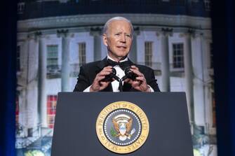 “Dobbiamo restare vigili”, ha detto Biden alla cena dei corrispondenti, riferendosi alla pandemia, rivolgendosi a una sala con oltre 2.500 persone, quasi tutte senza mascherina