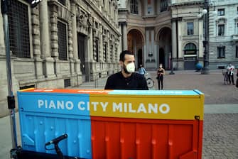 Piano City Milano, musicista suona il pianoforte sul Riscio'