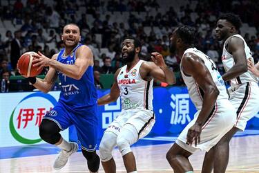 Italy's Stefano Tonut (L) controls the ball during the FIBA Basketball World Cup group A match between Italy and Angola at Philippine Arena in Bocaue on August 25, 2023. (Photo by JAM STA ROSA / AFP) (Photo by JAM STA ROSA/AFP via Getty Images)