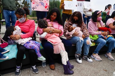 epa10110626 A group of Mexican mothers participates in the 'massive breast feeding' event in La Mexicana park in Mexico City, Mexico, 07 August 2022. After two years of pause due to the covid-19 pandemic, dozens of women breastfeed their children during the 'massive breastfeeding' within the framework of World Breastfeeding Week in order to promote this habit.  EPA/Isaac Esquivel