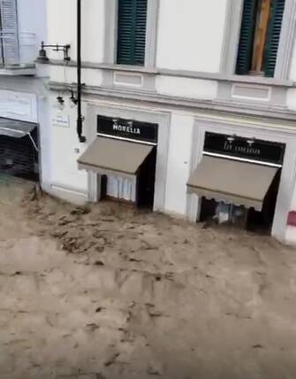 Firenze, allerta rossa per il maltempo in Toscana, Arno in piena e strade allagate a Sesto Fiorentino