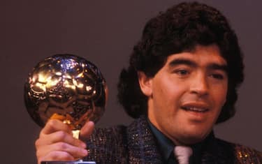 Diego Maradona reçoit le soulier d'or à Paris le 13 novembre 1986, France. (Photo by Jean-Jacques BERNIER/Gamma-Rapho via Getty Images)