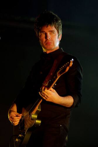 (GERMANY OUT)   Noel Gallaghers High Flying Birds
Noel Thomas David Gallagher (* 29. Mai 1967 in Burnage, Greater Manchester, England, britischer Rockmusiker. Bis August 2009 war er Hauptkomponist, Leadgitarrist und, hinter seinem jÃ¼ngeren Bruder Liam Gallagher, der zweite SÃ¤nger der Rockband Oasis) gastiert in Begelitung von Mike Rowe (Keyboard) und Jeremy Stacey (Schlagzeug) auf seiner
"Chasing Yesterday"-TourPalladium KÃ¶ln   (Photo by Brill/ullstein bild via Getty Images)