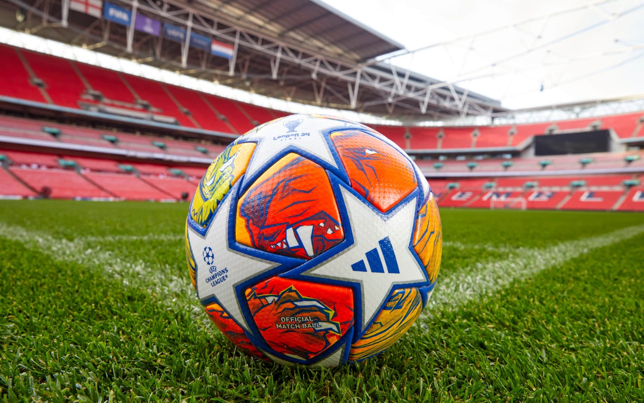 Champions League svelato il pallone della finale 2024 e un omaggio a Londra FOTO Sky Sport