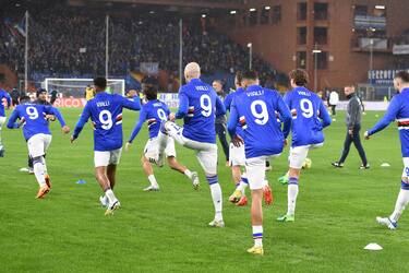 Foto Tano Pecoraro/LaPresse 08 Gennaio 2023 - Genova, Italia Sport, CalcioSampdoria vs Napoli - Campionato italiano di calcio Serie A TIM 2022/2023 - Stadio Luigi FerrarisNella foto: riscaldamento - i giocatori della Sampdoria indossano la maglia numero 9 in ricordo di Gianluca VialliPhoto Tano Pecoraro/LaPresse January 08, 2023 - Genoa, Italy Sport, Soccer Sampdoria vs Napoli - Italian Serie A Football Championship 2022/2023 - Luigi Ferraris StadiumIn the photo: warm up - Sampdoria players wear the number 9 shirt in memory of Gianluca Vialli