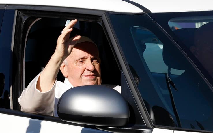 Papa Francesco lascia il Gemelli, Roma 16 giugno 2023. 

Pope Francis leaves the Gemelli Polyclinic in Rome, Italy, June 16, 2023ANSA/FABIO FRUSTACI.