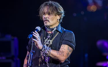 PHOENIX, ARIZONA - DECEMBER 14: Musician Johnny Depp of Alice Cooper Band performs on stage at Celebrity Theatre on December 14, 2019 in Phoenix, Arizona. (Photo by Daniel Knighton/Getty Images)