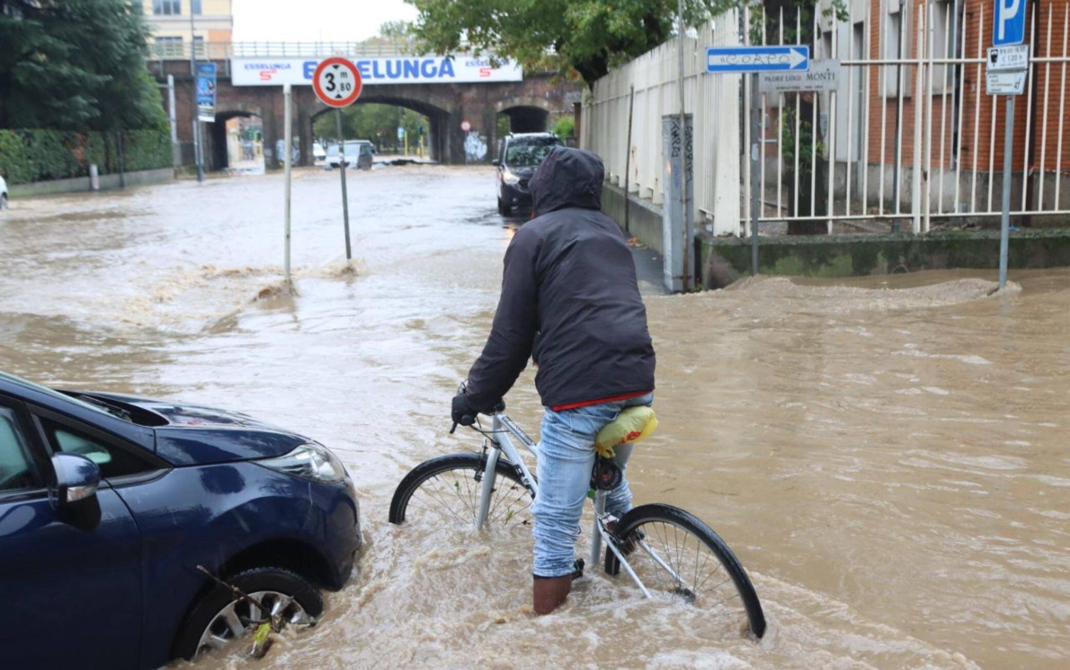 Maltempo, Nubifragio Su Milano. Esonda Il Seveso: Strade Allagate E ...