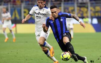 Atalanta's Marten De Roon  (L) challenges for the ball  Inter Milan’s Lautaro Martinez during the Italian serie A soccer match between Fc Inter  and Atalanta Giuseppe Meazza stadium in Milan, 27 May  2023.
ANSA / MATTEO BAZZI