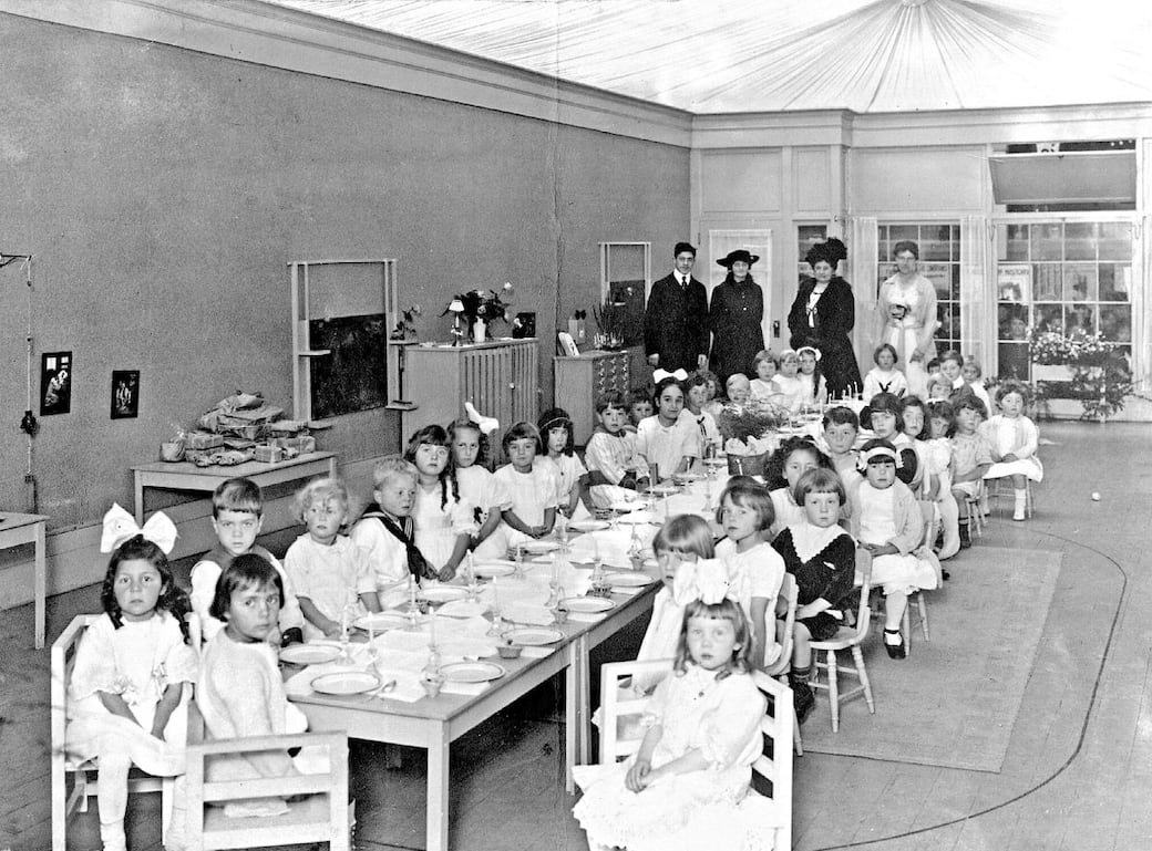 Demonstration_Class_a_San_Francisco_1915._Archivio_Maria_Montessori.jpeg