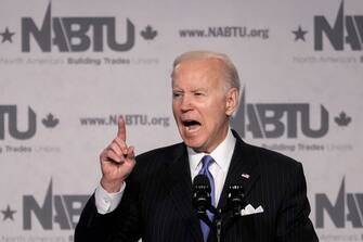 “Avete visto cosa è successo Bucha”, ha affermato Biden, che è tornato a definire il presidente russo, Vladimir Putin, un “criminale di guerra”