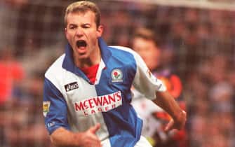 16 DEC 1995:  ALAN SHEARER OF BLACKBURN IN ACTION DURING THE  PREMIER LEAGUE GAME BETWEEN BLACKBURN AND MIDDLESBROUGH PLAYED AT THE EWOOD PARK GROUND THE GAME WAS WON BY BLACKBURN 1-0. Mandatory Credit: Mike Cooper/ALLSPORT