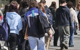 Molti ragazzi scuola primaria e secondaria in visita culturale a Bergamo, però l'anno scolastico 2023/2024 in Italia segnala una diminuzione di circa 130 mila studenti e 5 mila classi.