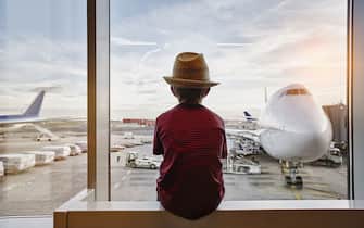Deutschland, Frankfurt am Main, Flughafen, Junge schaut aus dem Fenster, Reise, Urlaub, Fernweh, Kind, Tourist